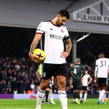 European hopefuls Fulham welcome basement battlers Wolverhampton Wanderers to the capital.