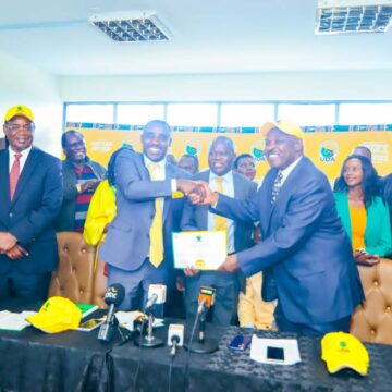 Kidero vows to save Nyanza from “Odingaism” as he leads over 30 leaders to join Ruto